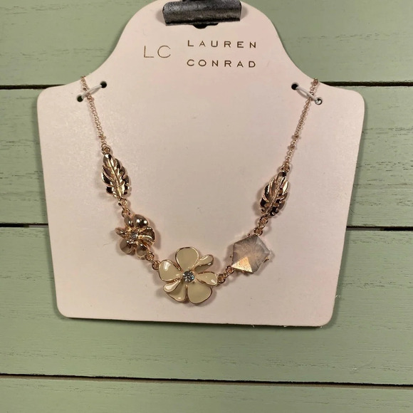🆕 LC Lauren Conrad Gold Leaf & Flower Necklace - Picture 3 of 5